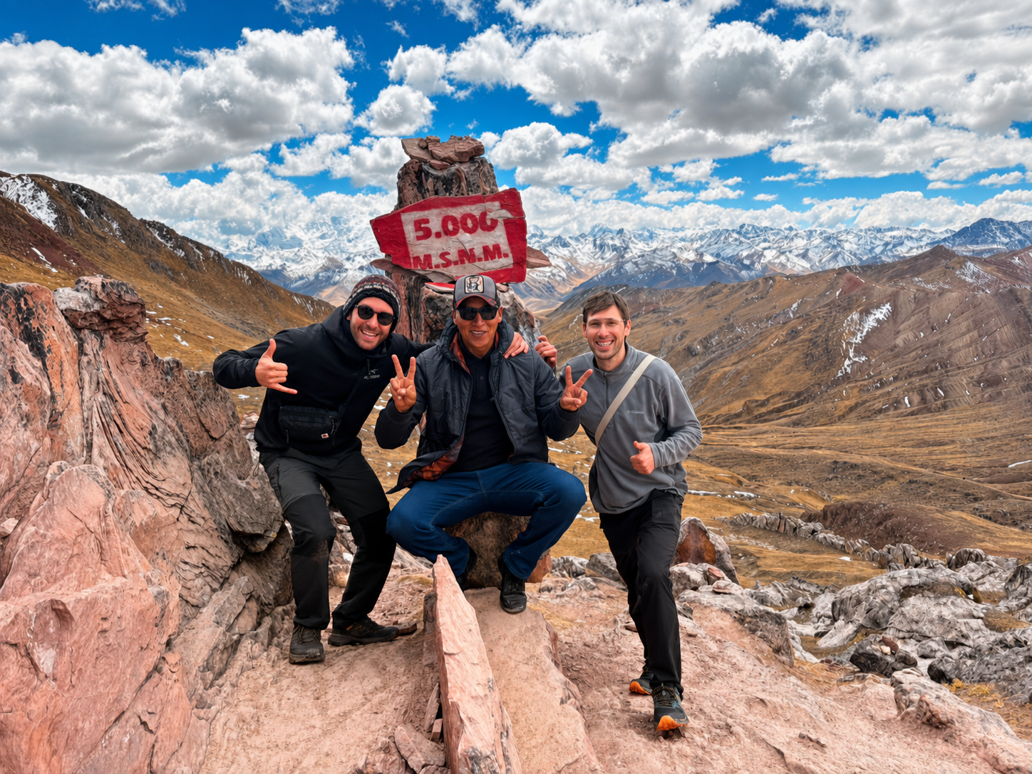 Juvenal Candia acompañando viajeros en una ruta de montaña en Cusco